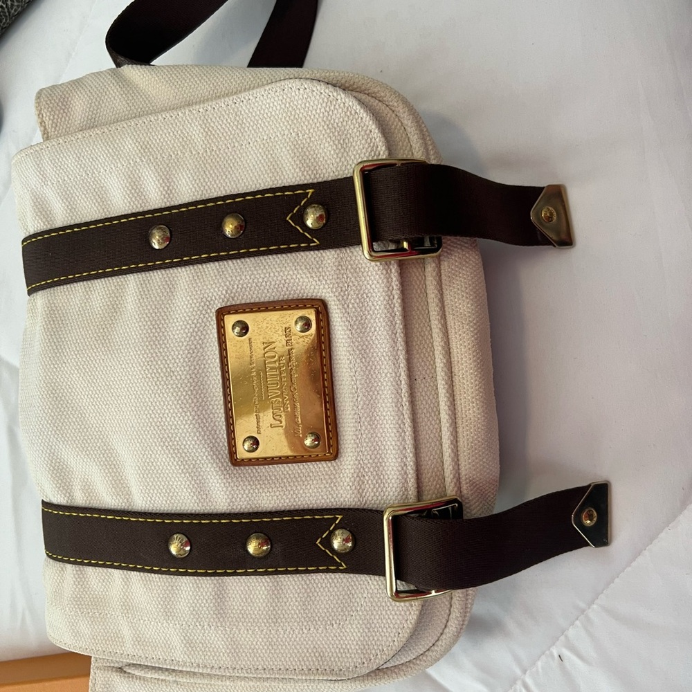 Louis Vuitton messenger bag. Good preloved condition. - Picture 2 of 10